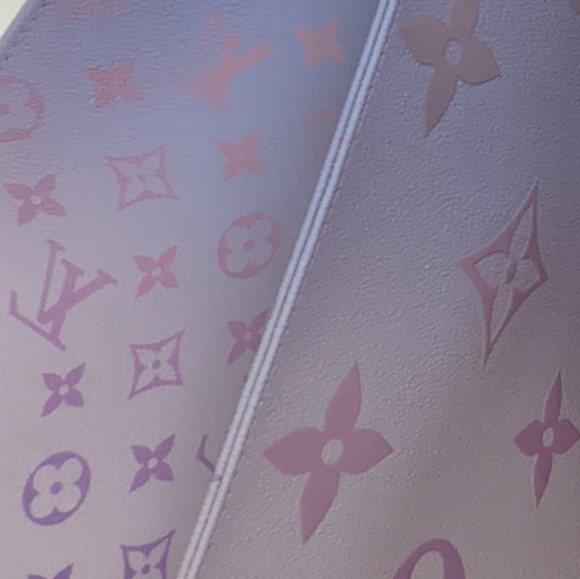 Louis Vuitton OnTheGo GM in LIMITED EDITION Sunrise Pastel NEW in Gift Box - Picture 13 of 16